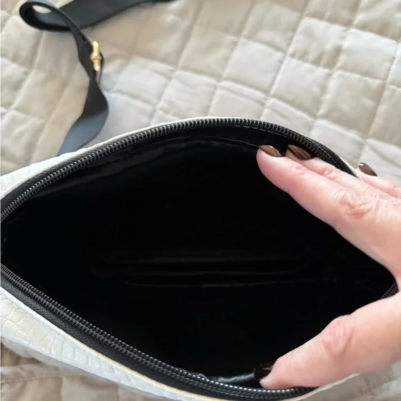 NWOT Official Makeup Junkie Uptown White Crossbody Croc-Embossed Bag! - Picture 4 of 5